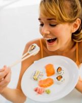 pregnant-woman-eating-sushi